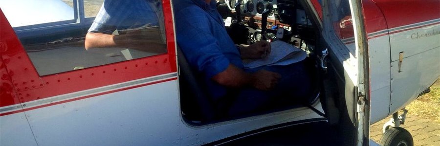 Mauritz du Plessis as navigator tydens die President Trofee  Lugwedren in Bloemfontein in die vliegtuig wat deur sy seun, Christiaan, gevlieg is.